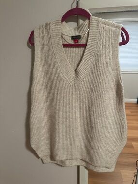 Vince Camuto Cream Ribbed Sleeveless V-Neck Sweater Vest